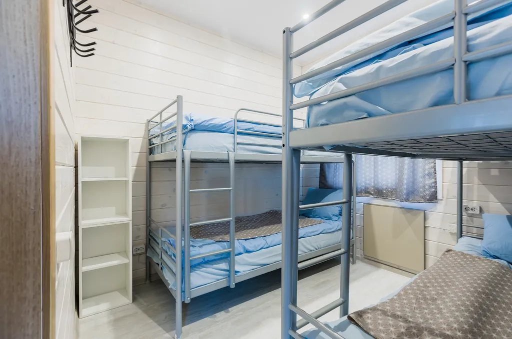 Дом с панорамными окнами на берегу озера, баня, лодка