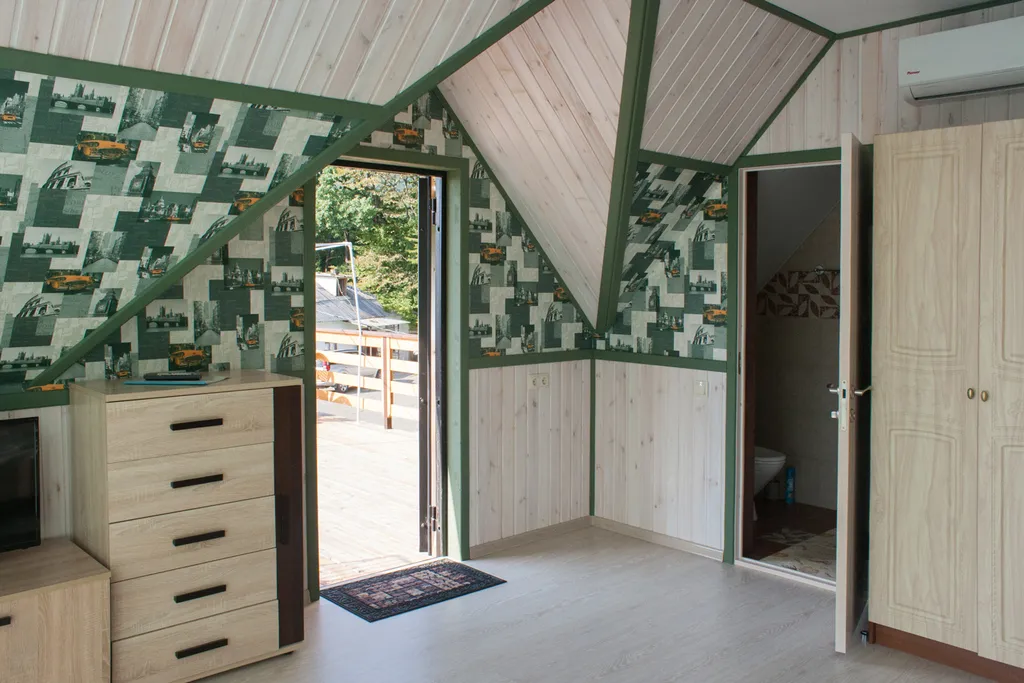 Номер кухонным уголком, просторной террасой и видом на море