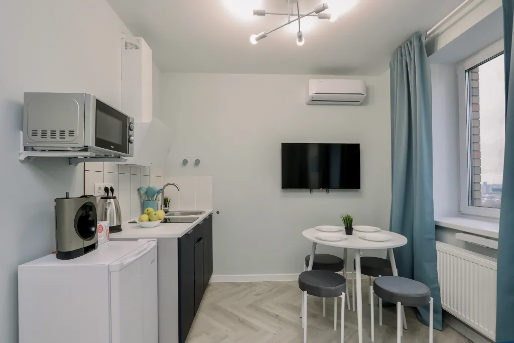 Пpоcторнaя кваpтира c бaлкoнoм и кpасивым видом на город