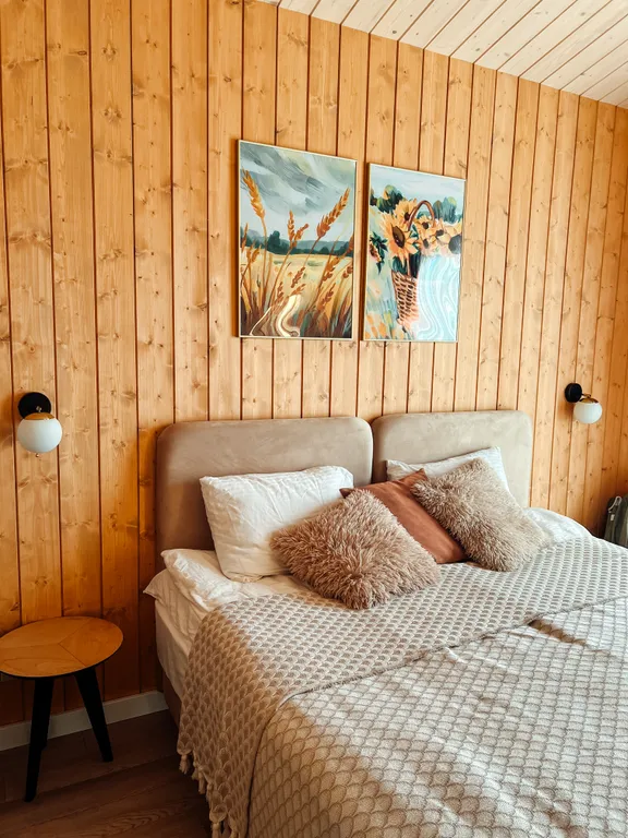 Уютный дом с панорамными окнами с выходом на террасу