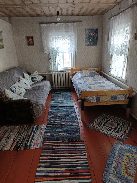 Деревенская изба на тихой улочке