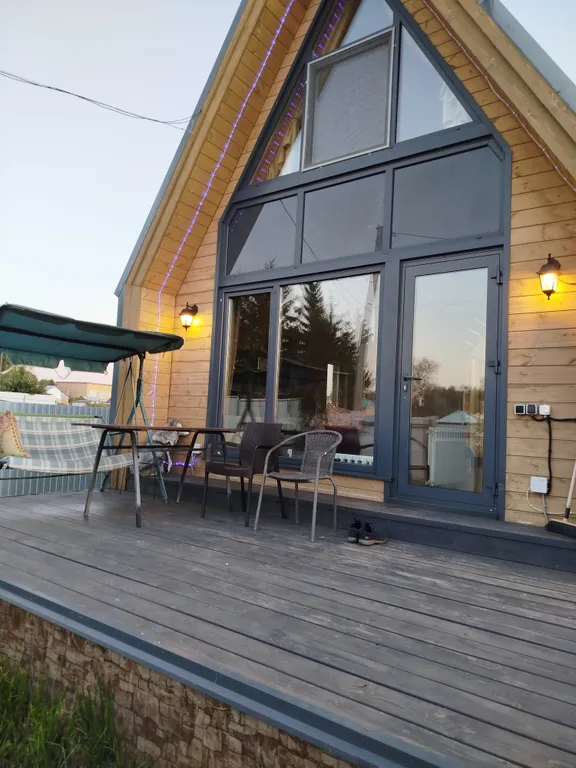 Дом с баней и панорамными окнами на первой линии