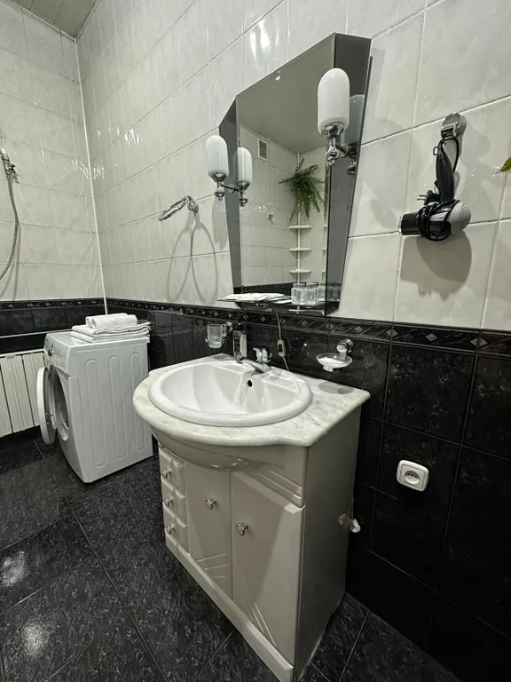 Двухэтажный дом из 5 комнат, с уютным двориком и мангалом