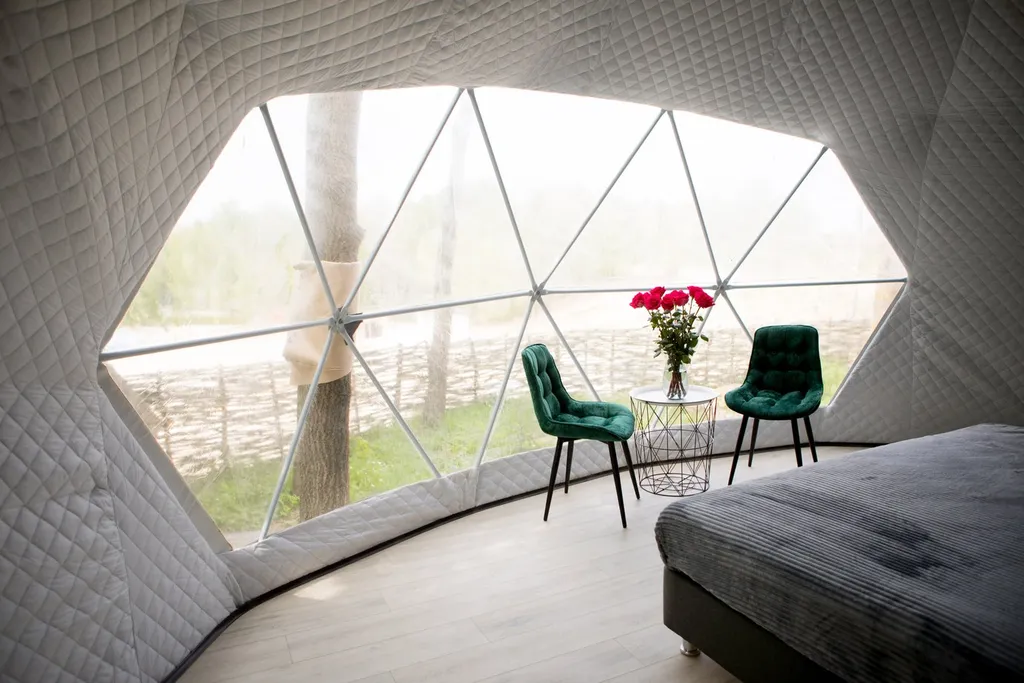 Глэмпинг сфера для семьи у озера