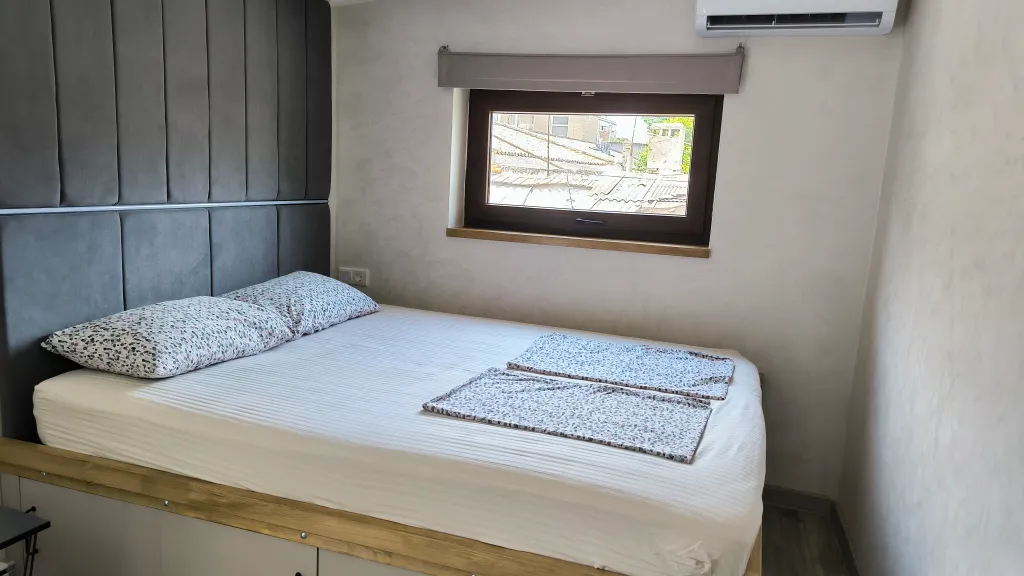 Домик в уютном дворе у моря