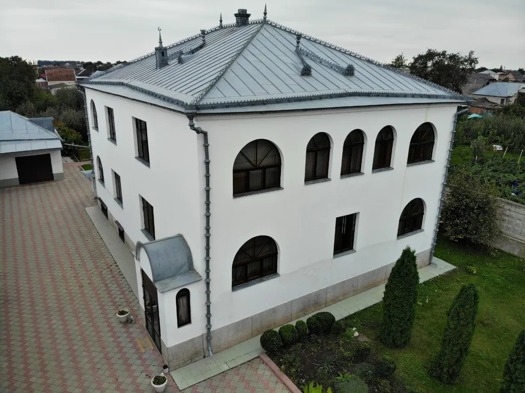 Большой уютный загородный дом с садом