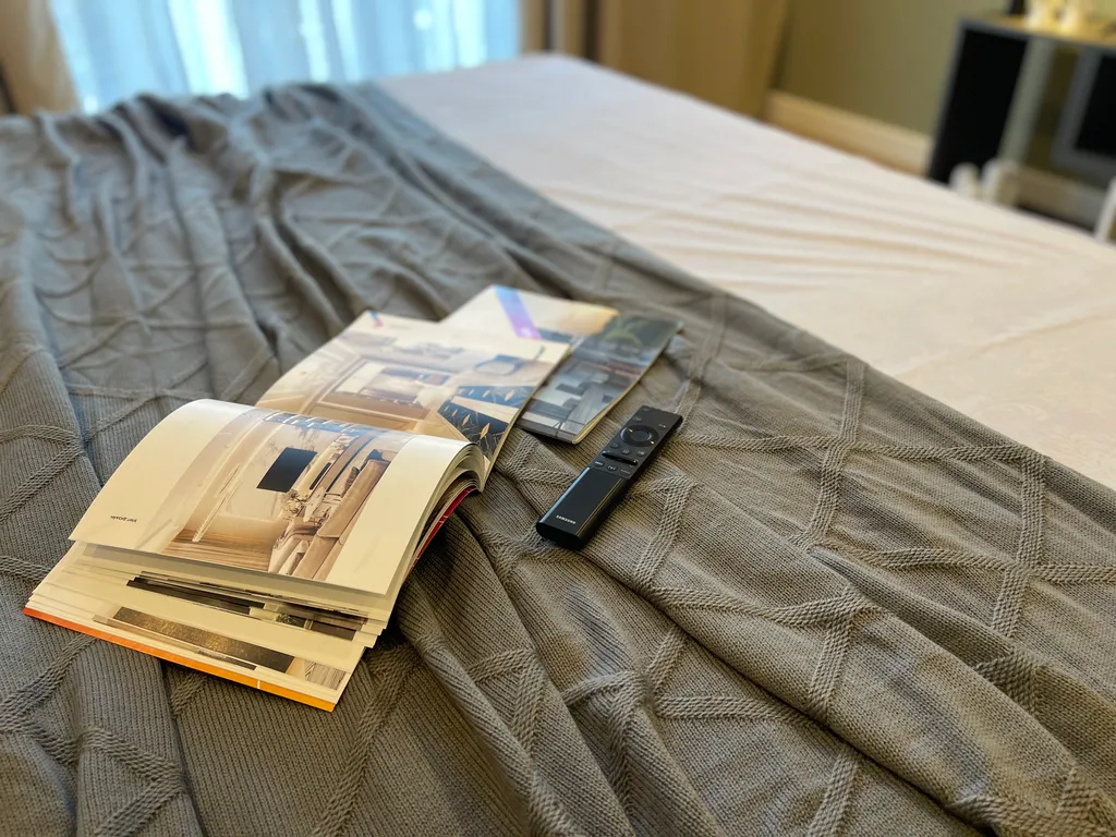 Новая квартира с кроватью возле панорамного окна, высокий этаж