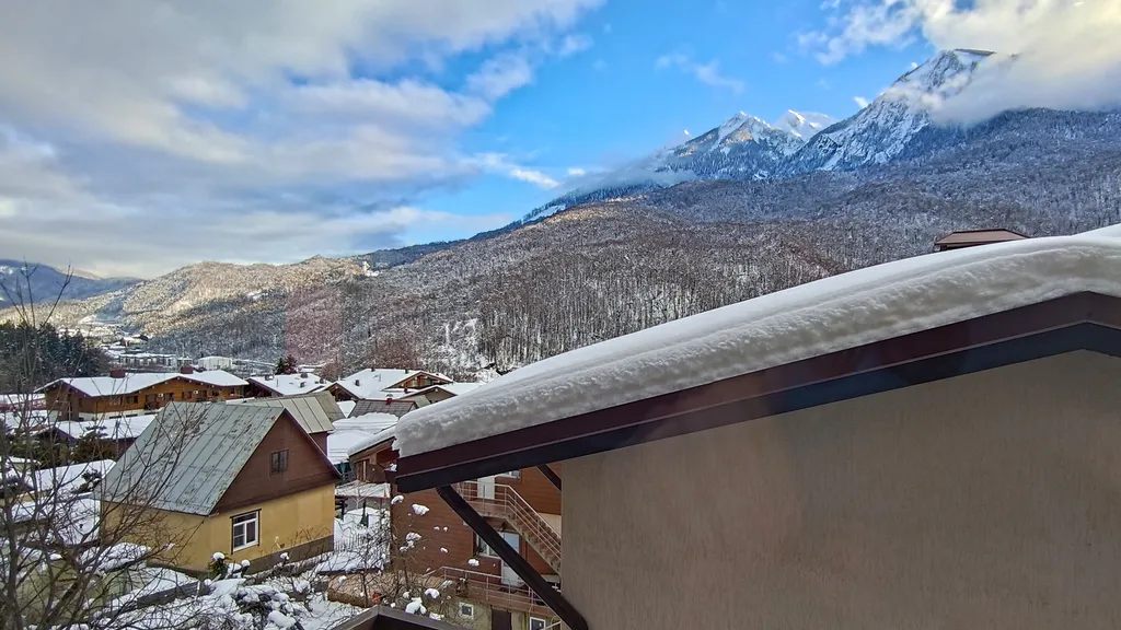 Современный красивый апартамент со спальней. Панорама на горы. Центр.