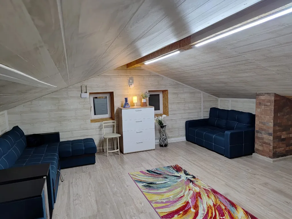 Дом с баней и пирсом на берегу пруда