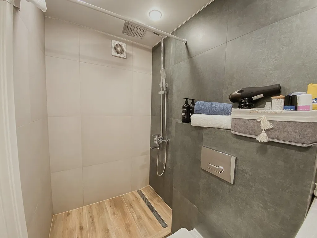 Дизайнерская двухуровневая студия с панорамными окнами