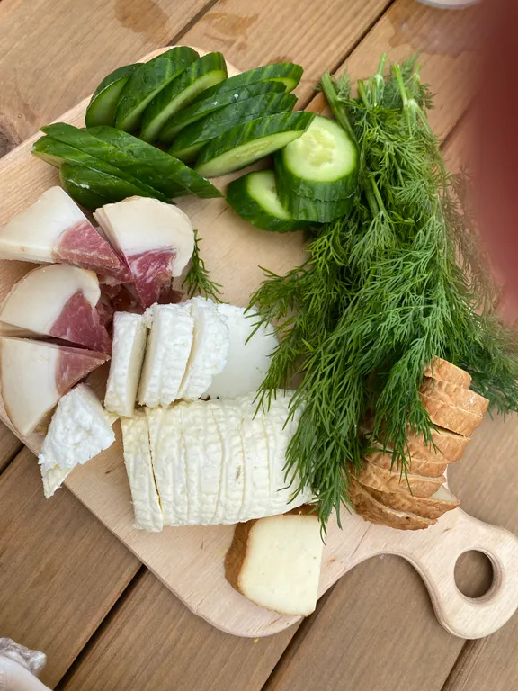 Домик с панорамными окнами и беседкой