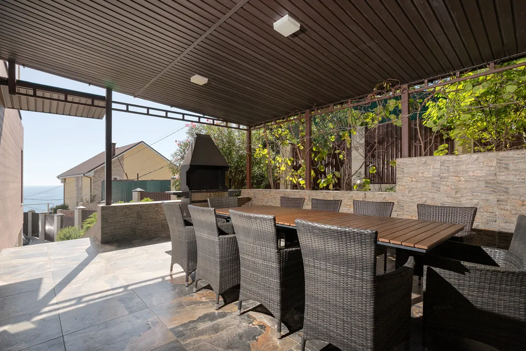 Дом с бассейном с видом на море