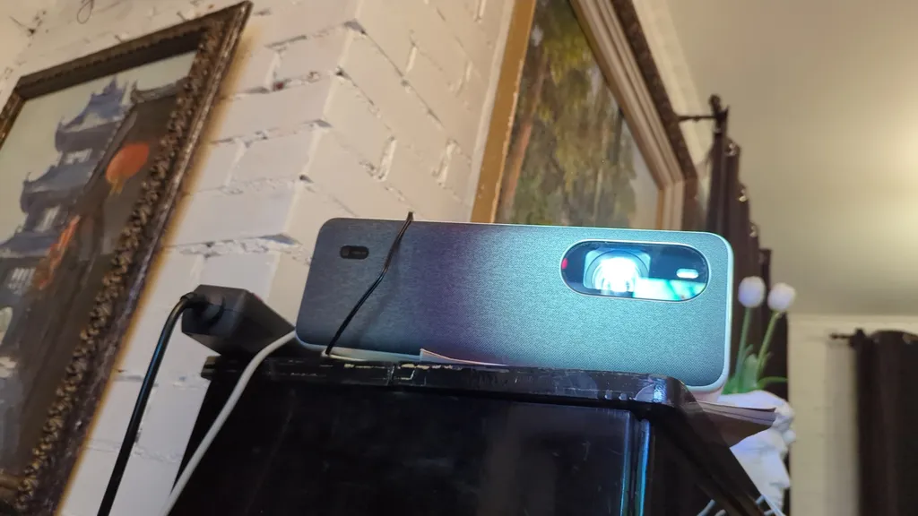 Большой красивый дом с камином в лесу