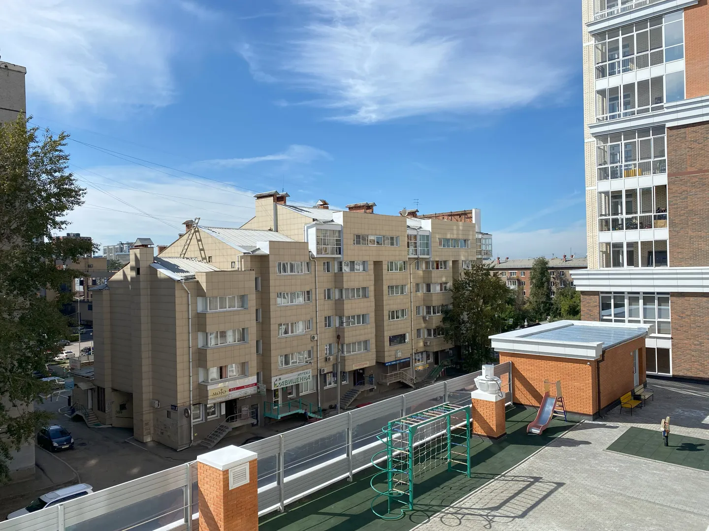 закрытая площадка (только для жильцов дома) и вид с балкона