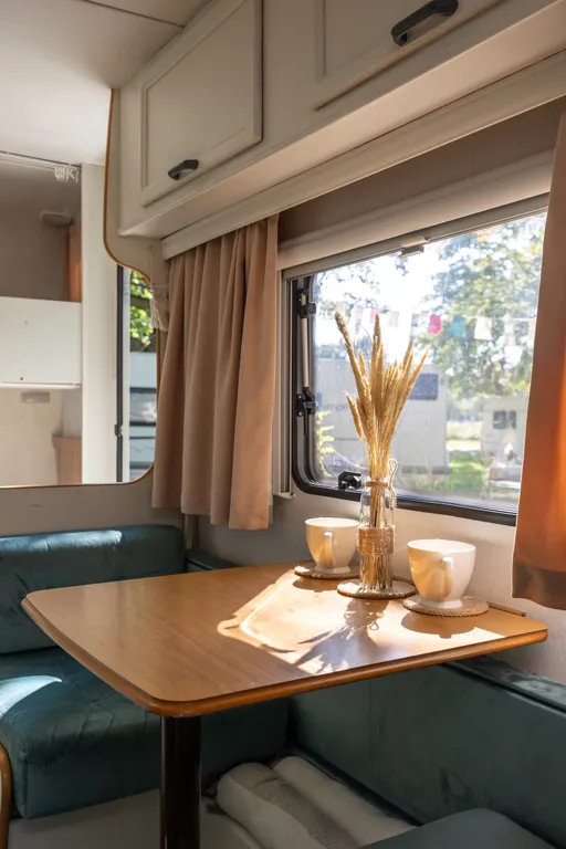 Семейный автодом возле озера