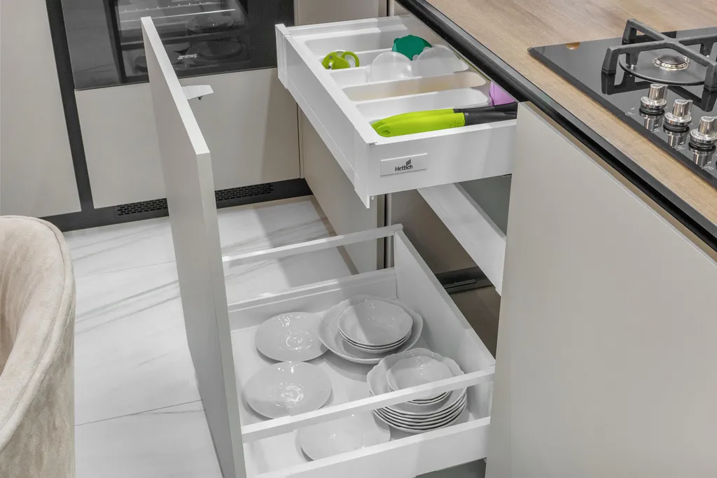 Квартира в элитном ЖК с плетеной мебелью на балконе от Juls Apart