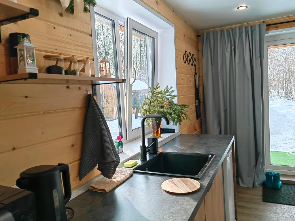 Уединенный домик возле леса