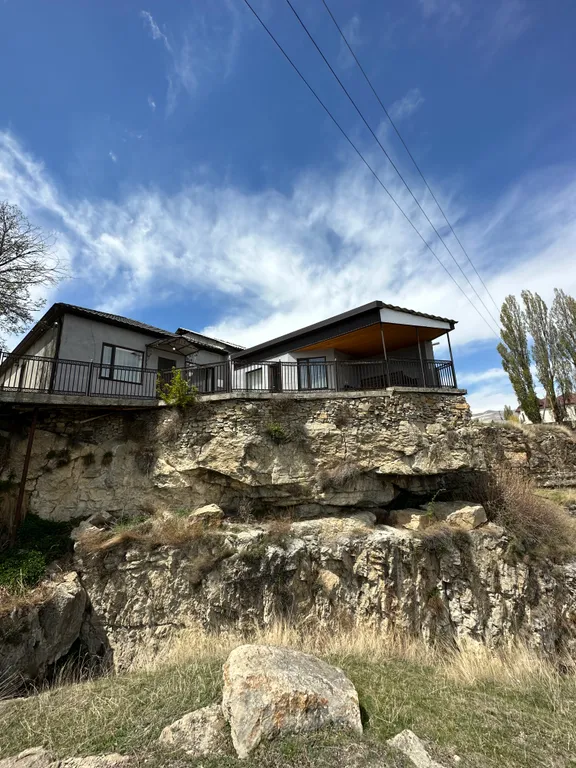 Дом с видом на водопад