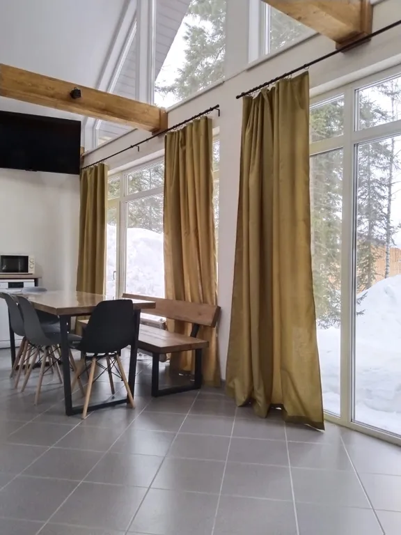 Уютный дом с панорамными окнами в пол