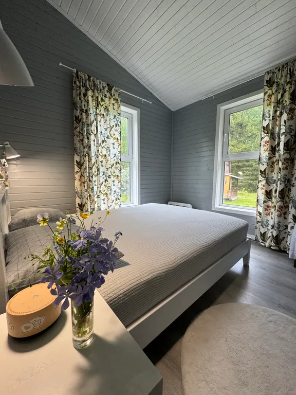 Большой дом среди сосен