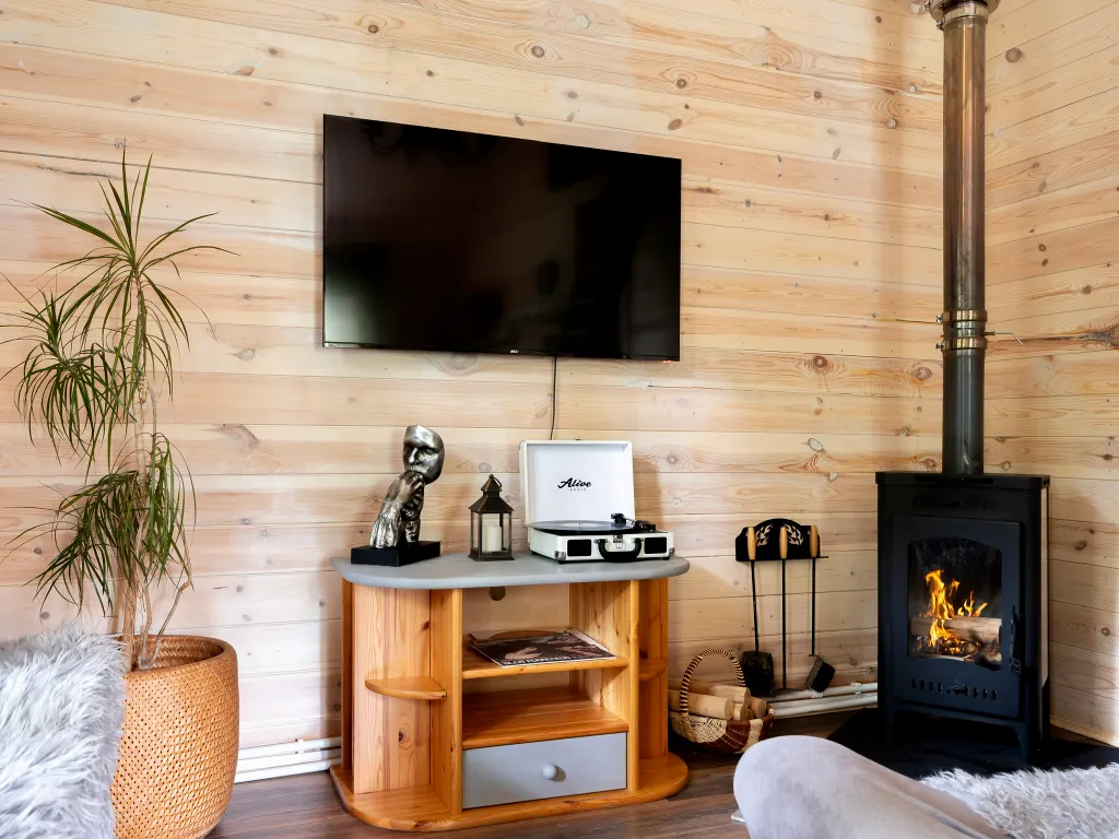 Дача с лесным характером, дровяным камином, сауной и банным чаном