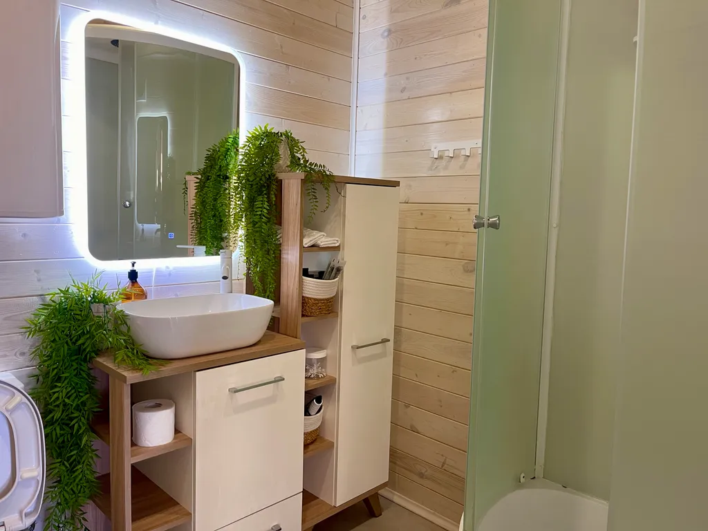 Уютный светлый дом с панорамным остеклением и банным чаном