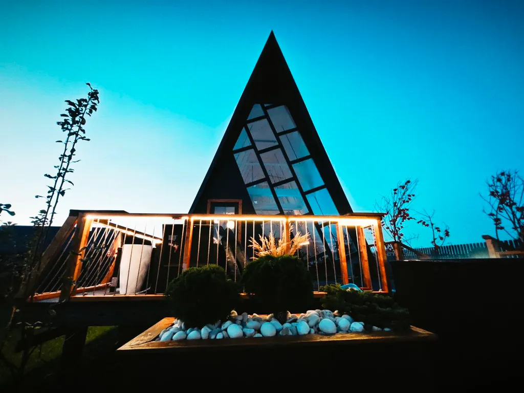 Треугольный дом Lis-A-dom с видом на реку