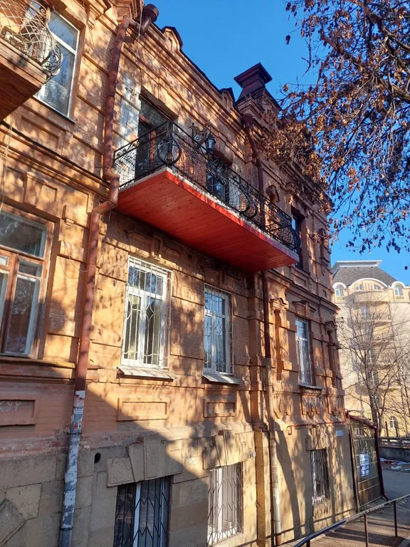 Двушка в старинном особняке у самого парка с двумя балконами
