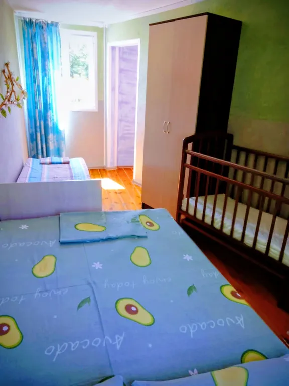 Двухкомнатный этаж, с детской кроваткой, вид на море и горы