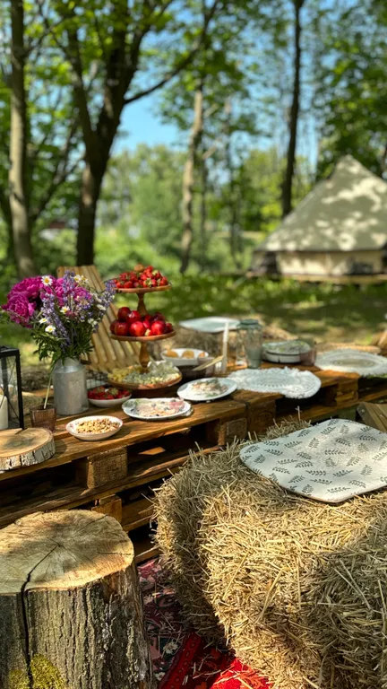 Семейный автодом возле озера