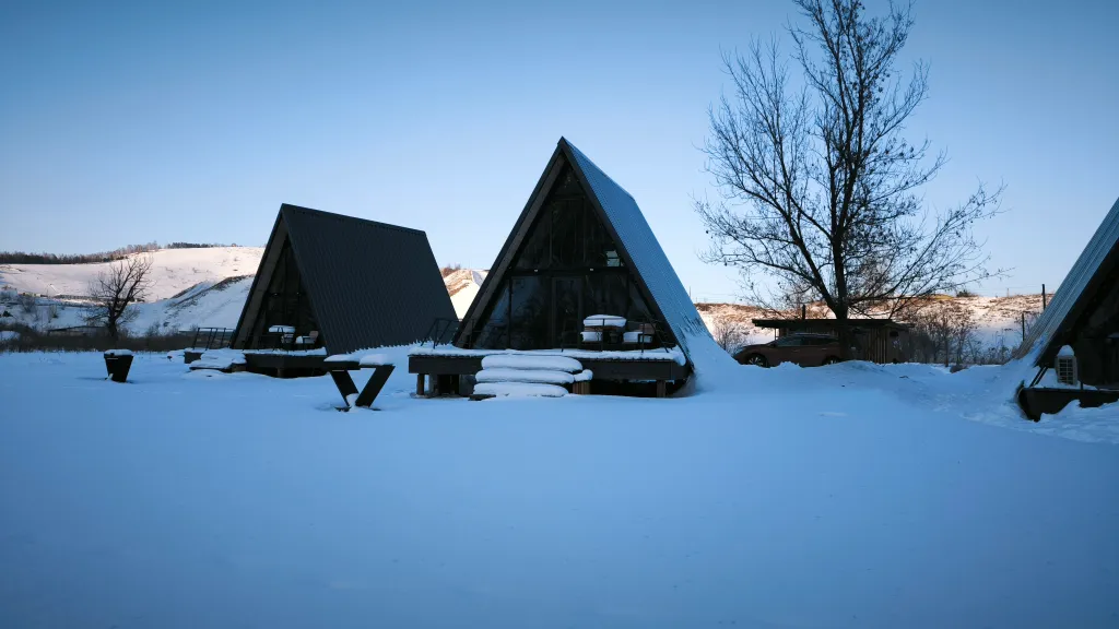 Двухэтажный а-фрейм с панорамным остеклением и террасой
