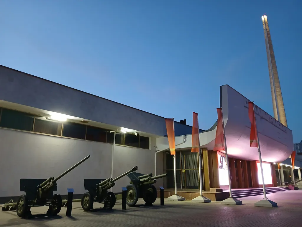 Жизнь с видом реку: огромная лоджия с панорамным остеклением в пол!