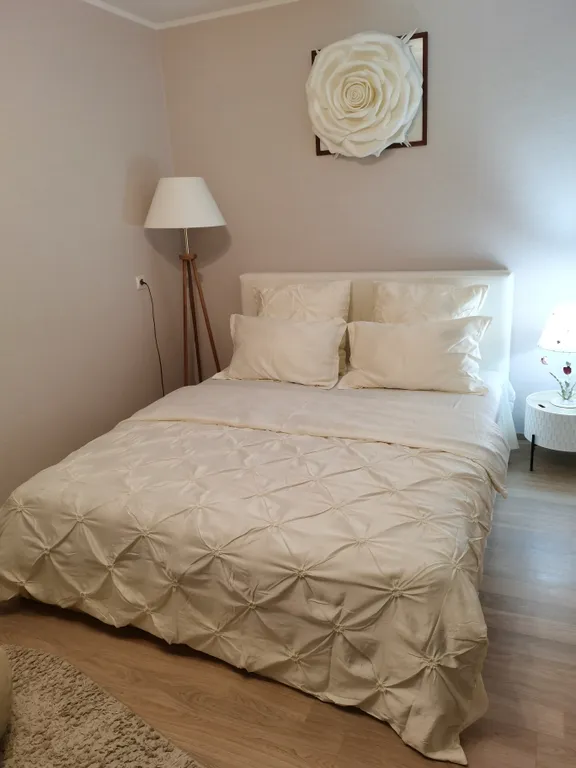 Центр города, уютная квартира в новом доме, лифт, парковочное место.