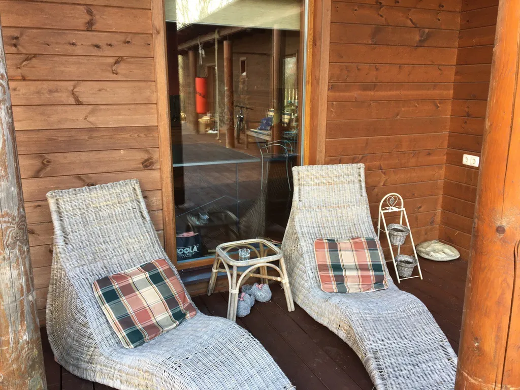 Коттедж Уютный деревянный дом с ландшафтным садом у озера — Шеметово