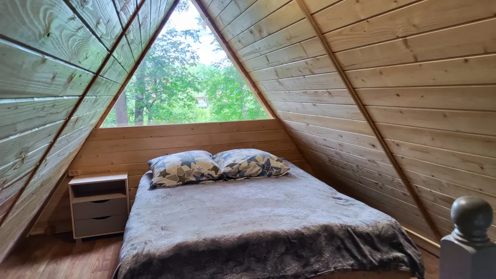 Коттедж Коттедж Амфрейм 6 местный у озера с баней, чаном и детской площадкой с батутом — Ланино