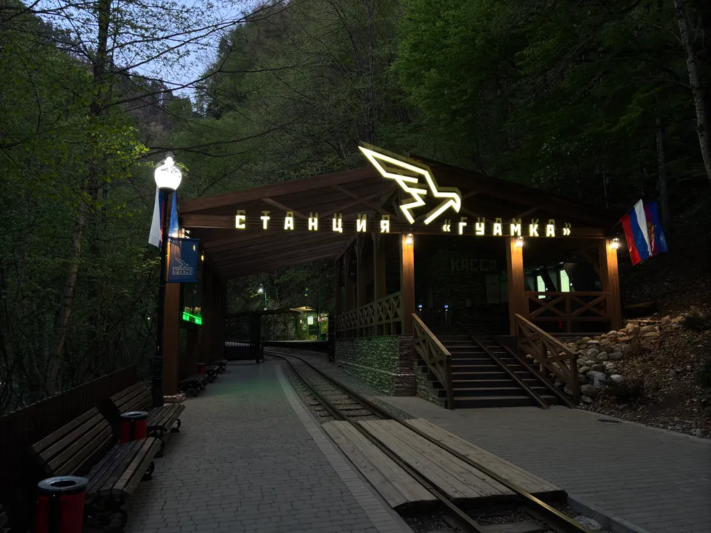 Дом А-фрейм с видом на горы и пруд