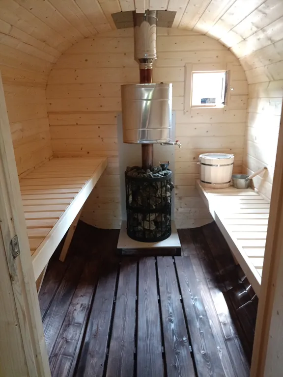 Дом Стрела на берегу водоема с баней и очагом