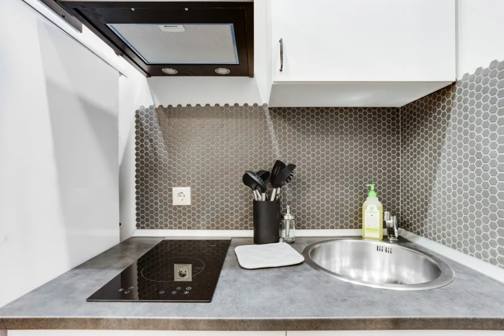 Студия в красном рядом с Мегой