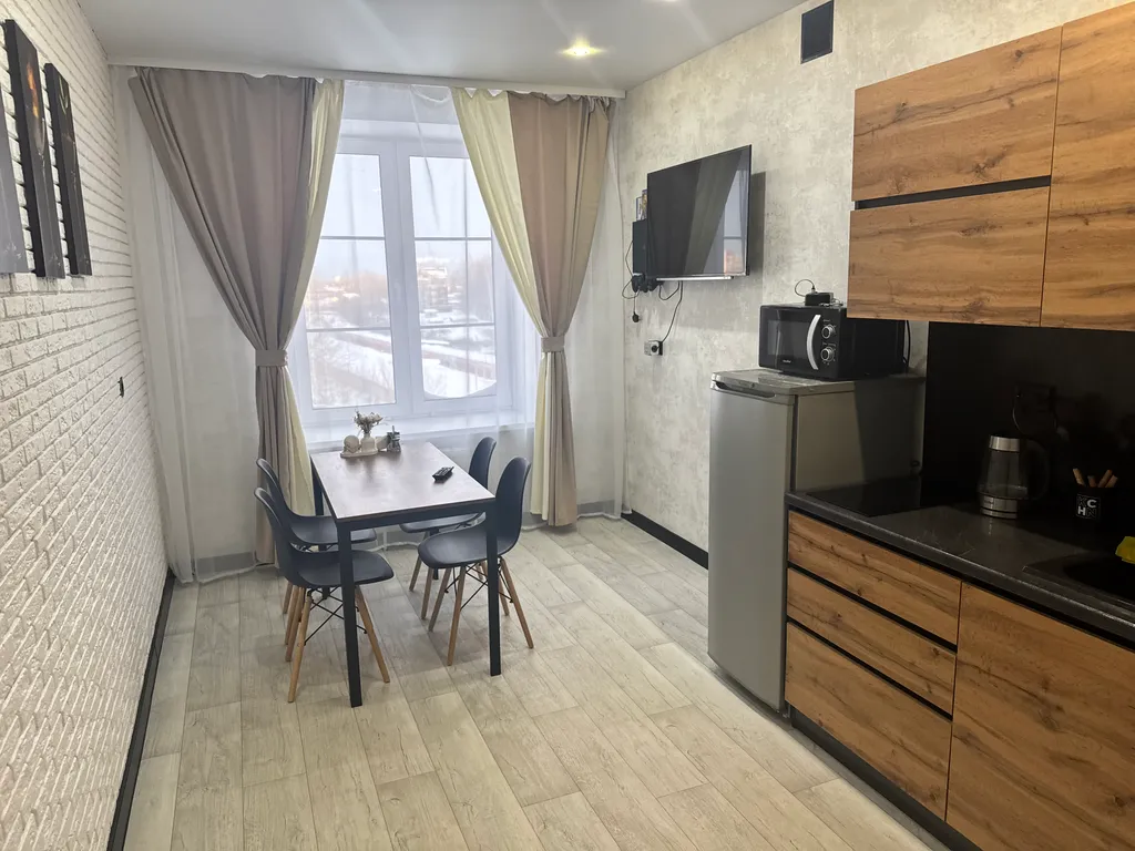 Большая Уютная 1-комнатная квартира,своя парковка,рядом магазин,центр