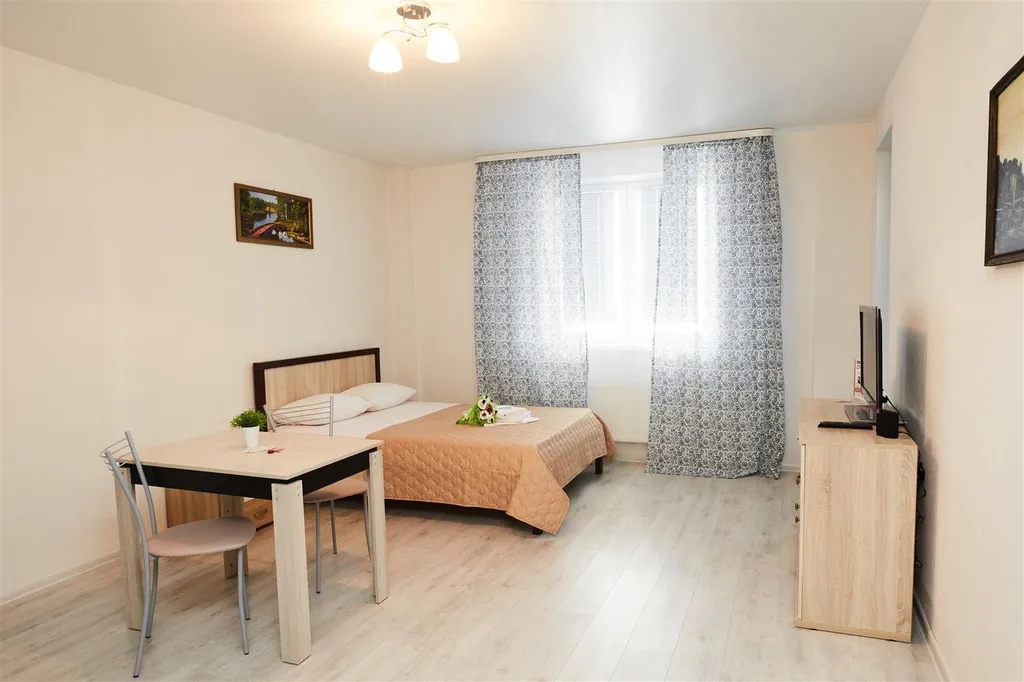 Уютная квартира-студия в светлых тонах — аренда посуточно в Тюмень