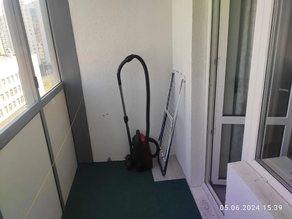 Удобная кровать в уютной квартире