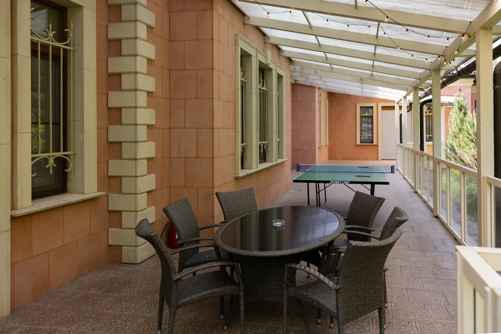 Особняк с большим бассейном в живописном лесном поселке