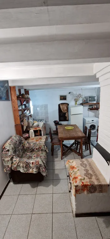 Двухэтажный дом с уютным двориком в окружении зелени