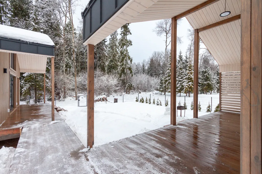 Уютный дом с панорамными окнами и видом на лес