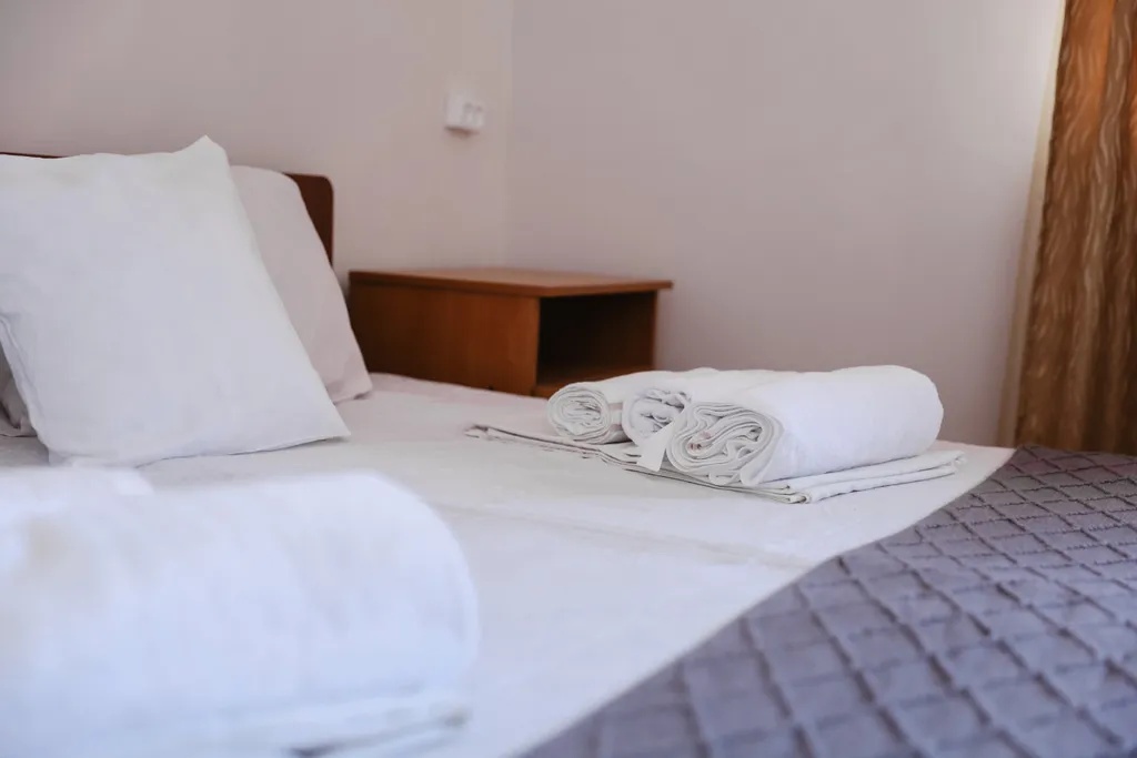 Двухместный номер с 2 отдельными кроватями эконом и общим санузлом