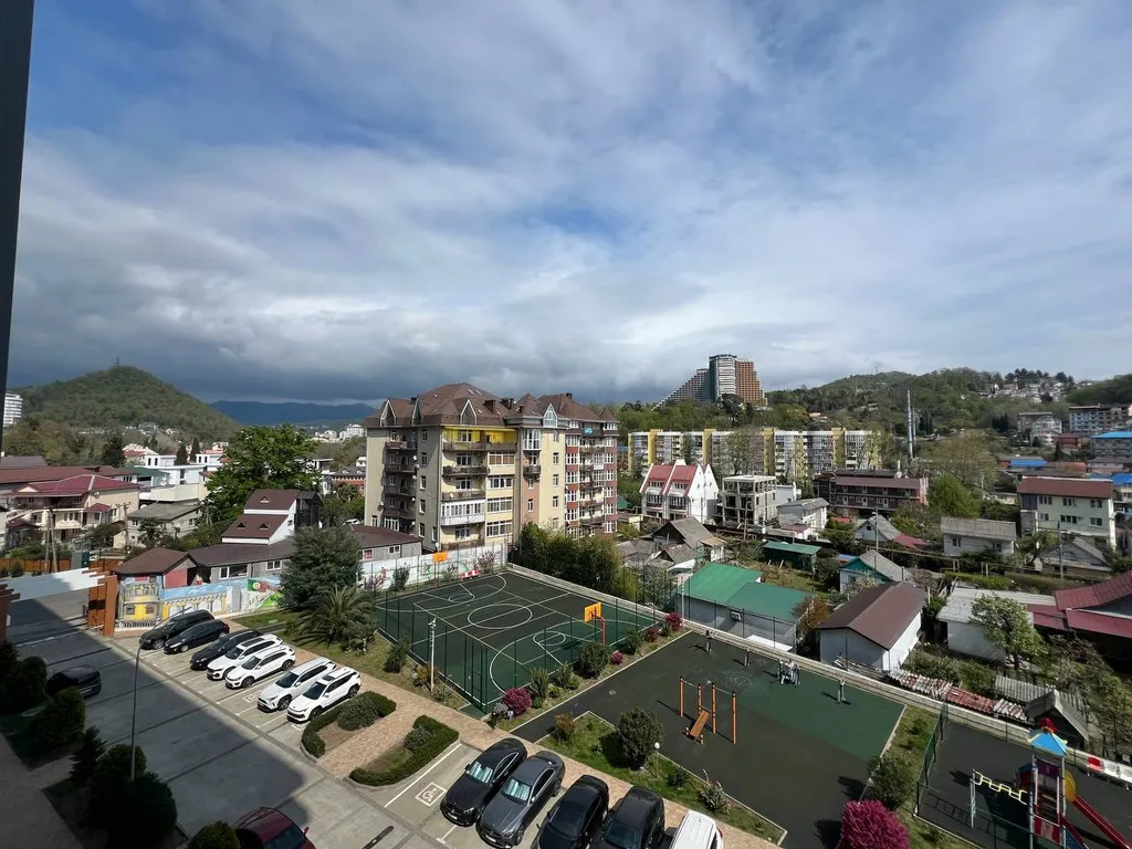 Апартамент с просторной спальней и выделенной кухонной зоной