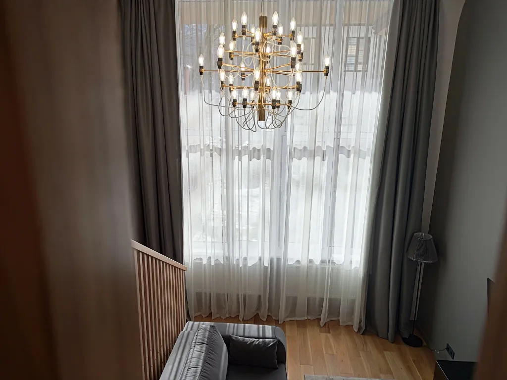 Дизайнерский двухуровневый апартамент с панорамным окном