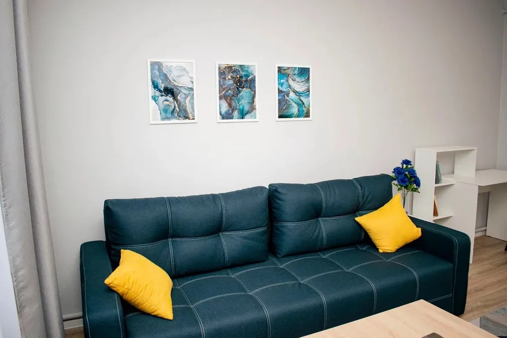 Дом сапфир с бассейном в центре