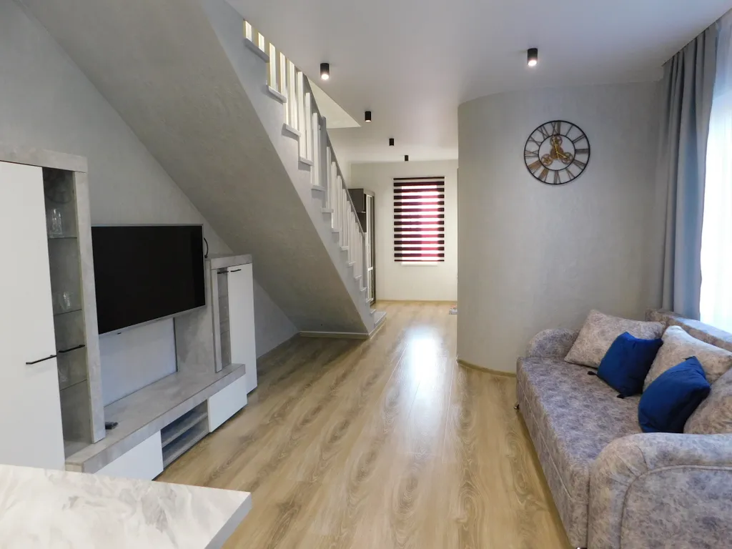 Двух этажный дом, в тихом районе