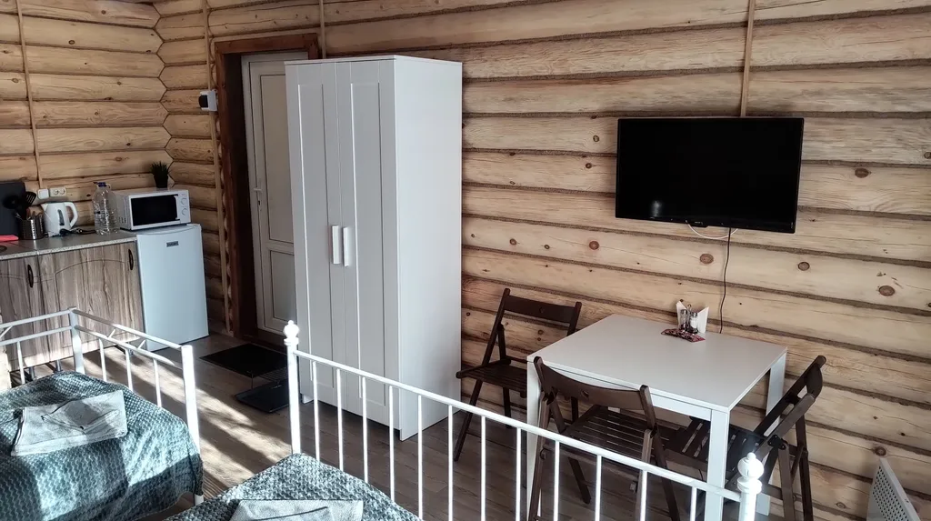 Уютный домик у озера с балконом